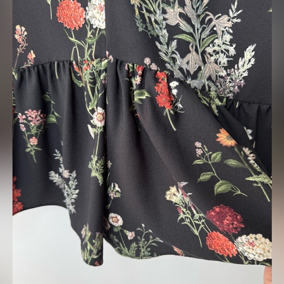 Zara Navy Floral Romper – Size M – Flowy, Chic & Comfy – Perfect Condition - Picture 7 of 16